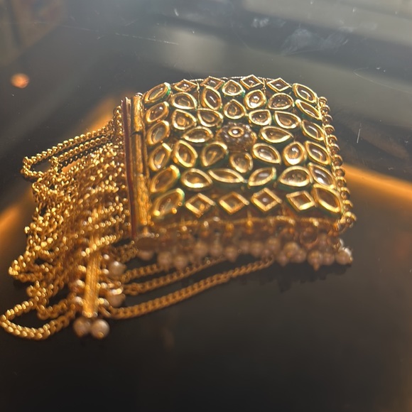 NWOT Elegant Faux Kundan gold finished & faux pearls Bracelet with green Meena! - Picture 9 of 12